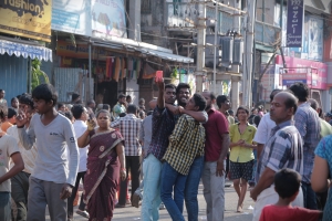Selfie எடுத்துக் கொள்ளும் பக்தர்கள்.